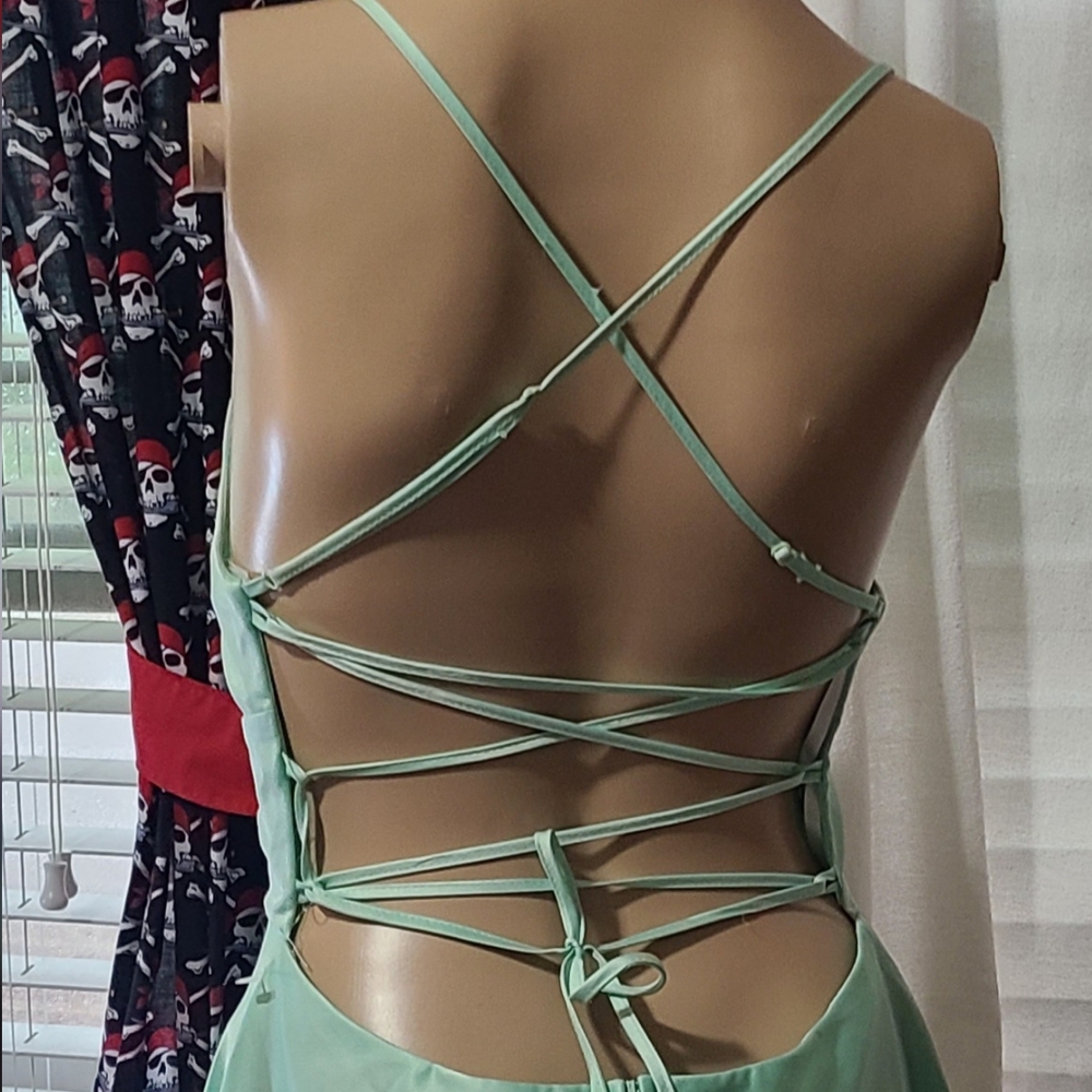 B. DARLIN JUNIOR'S WOMEN'S SIZE 11/12 FORMAL BACKLESS